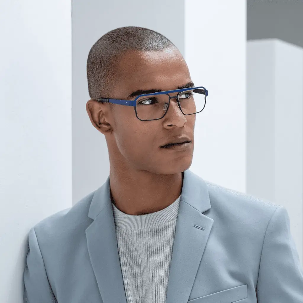 Mann mit Blackfin-Brille