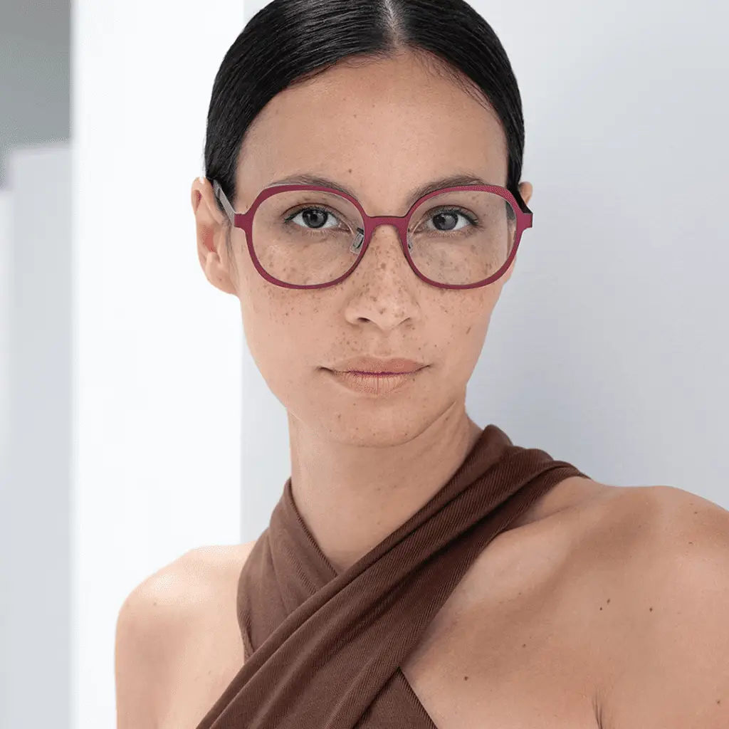 Frau mit roter Blackfin-Brille