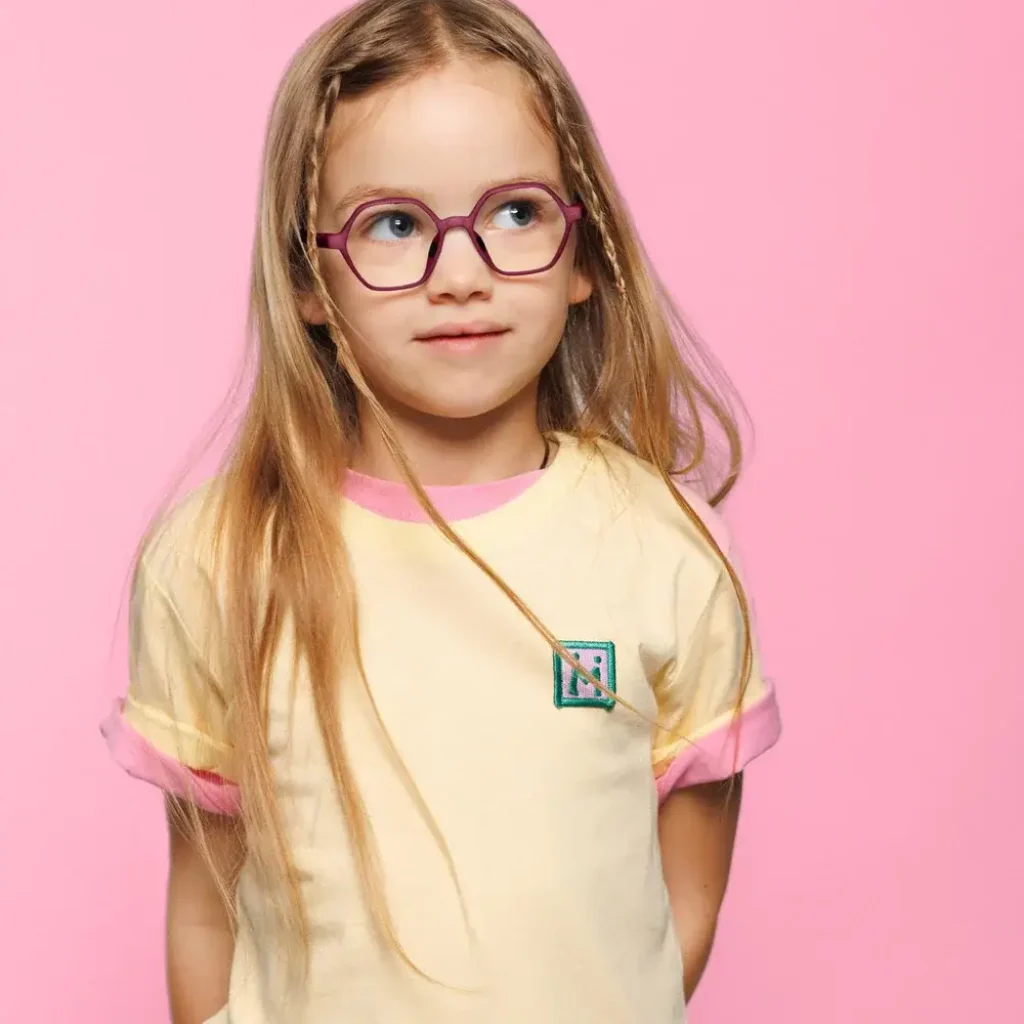 Mädchen mit Brille von Manti Manti vor rosa Hintergrund.