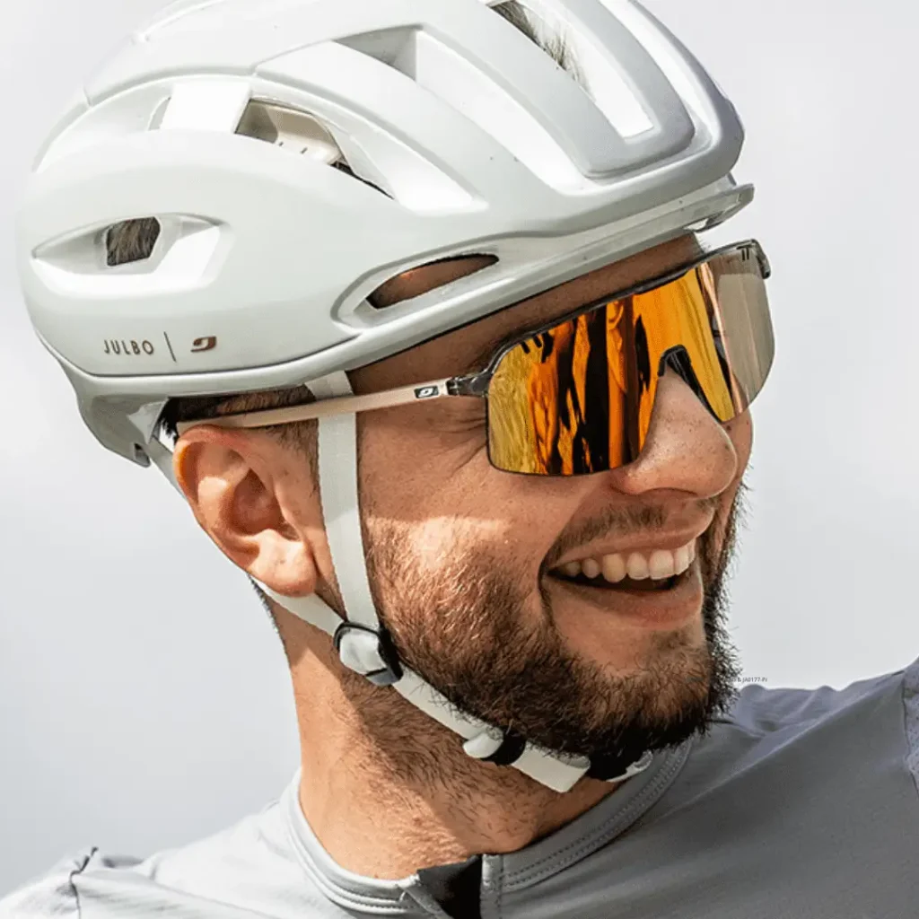 Lächelnder Radfahrer mit Helm und Sonnenbrille von Julbo