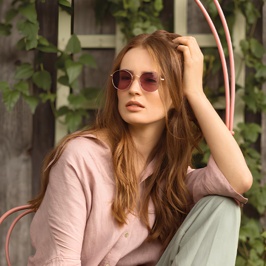 Langhaarige Frau trägt Sonnenbrille von Munich Eyewear für schmale Gesichter von SCHÜTT in Ludwigsburg