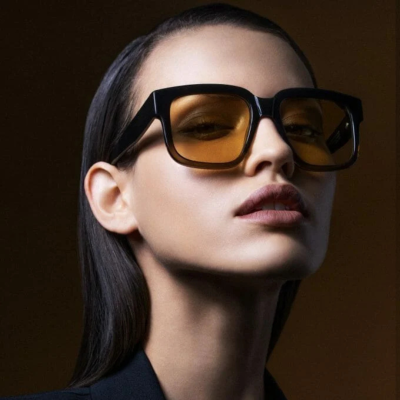 Frau mit eleganter Brille von Nirvan Javan bei SCHÜTT Optik Hörakustik in Ludwigsburg