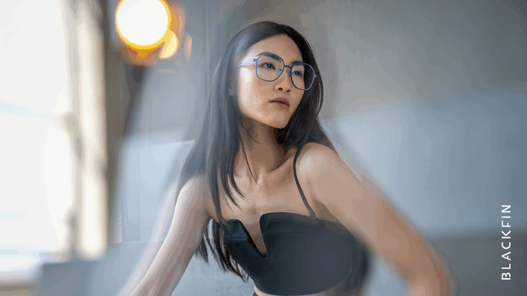 Frau mit feiner gro&szlig;er Titanbrille von BLACKFIN bei SCH&Uuml;TT Optik &middot; H&ouml;rakustik in Ludwigsburg