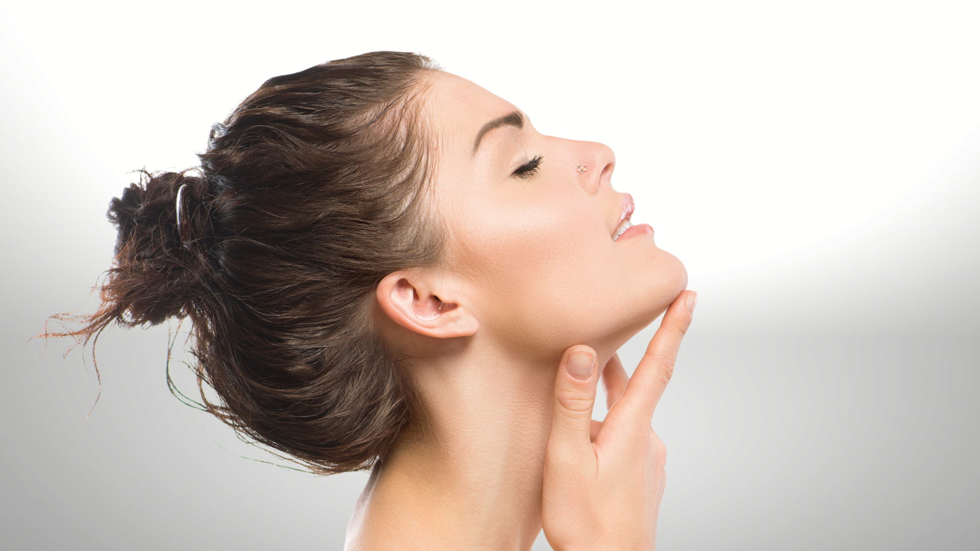 Frau mit modernsten unsichtbaren Hörgeräten