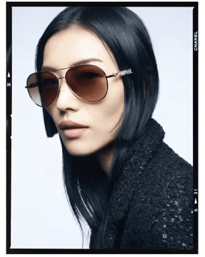 Dame in Sonnenbrille und Designerjacke.