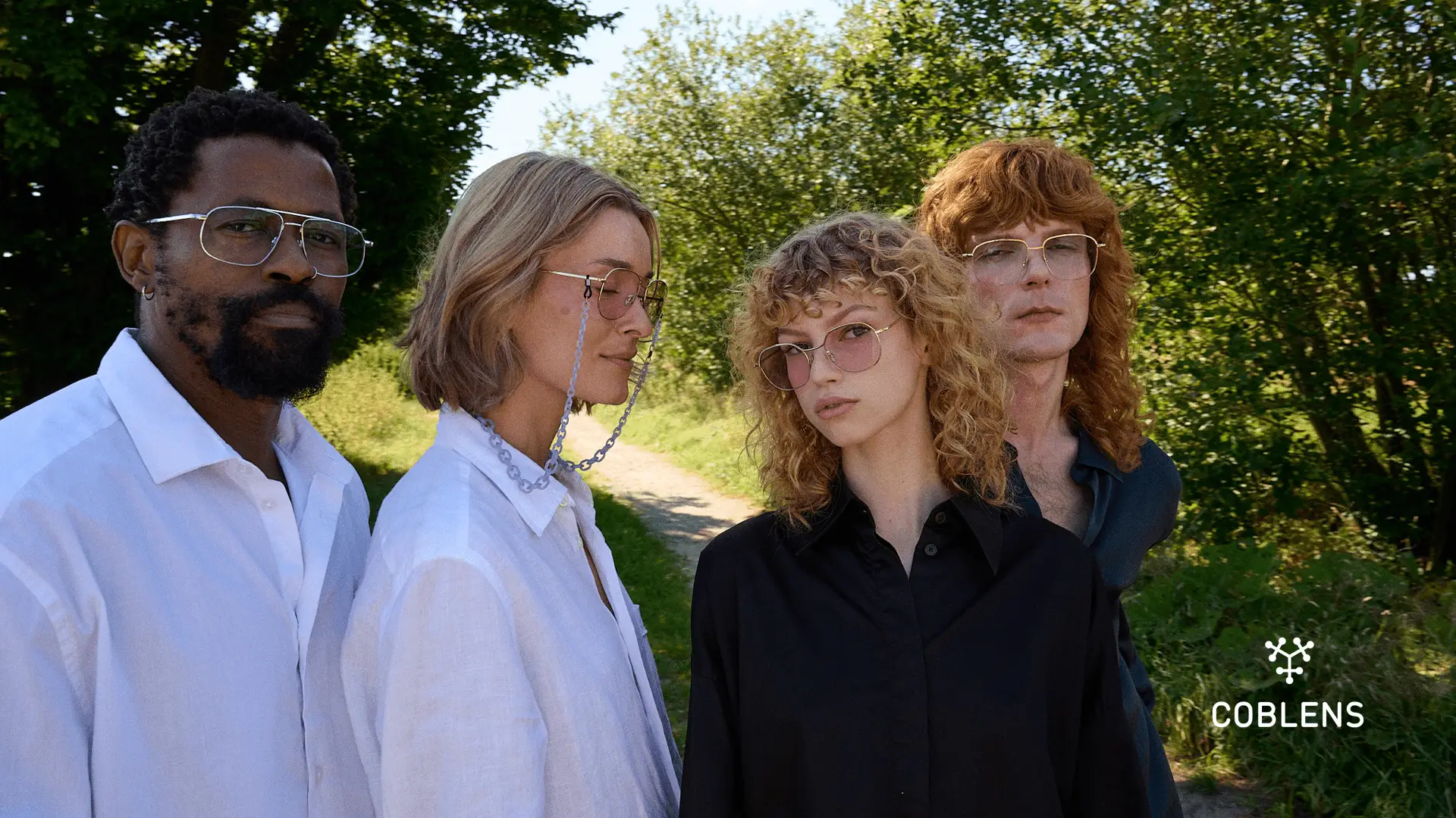 Vier Personen tragen trendige Coblens Brillen im Freien.