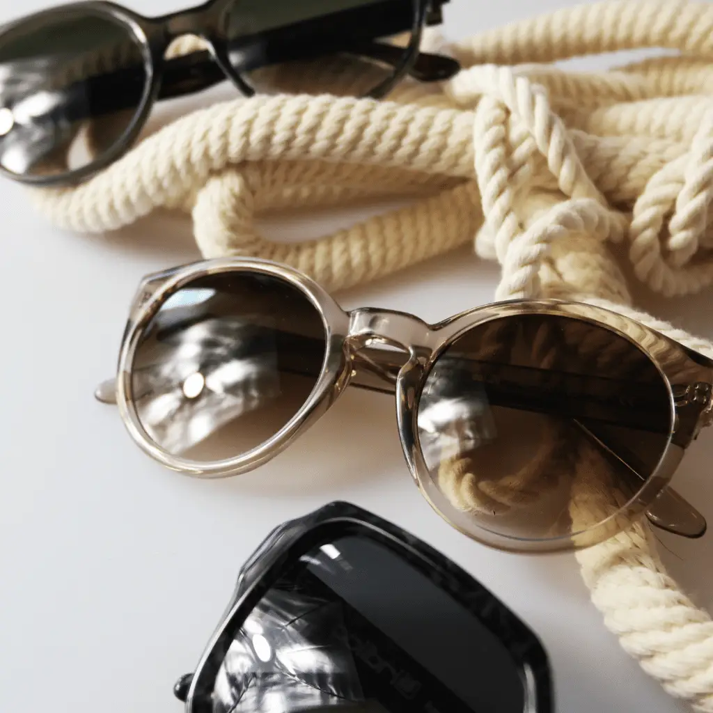 Sonnenbrillen von Colibris und Seil auf Tisch.