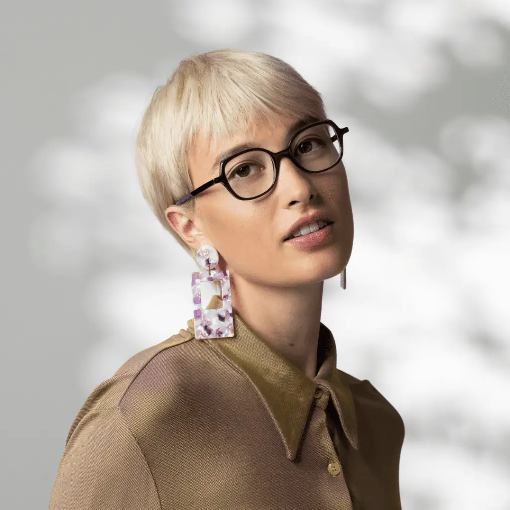Frau mit Colibris Brille und modischem Ohrring.