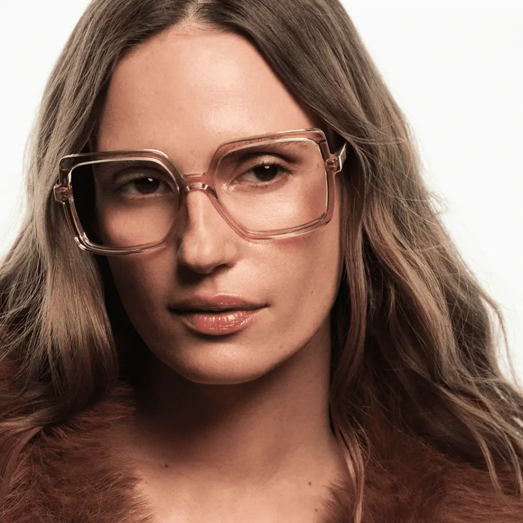 Frau mit großer, durchsichtiger Emmanuelle Khanh Brille.