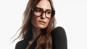 Frau mit Brille von Emmanuelle Khanh und schwarzem Oberteil