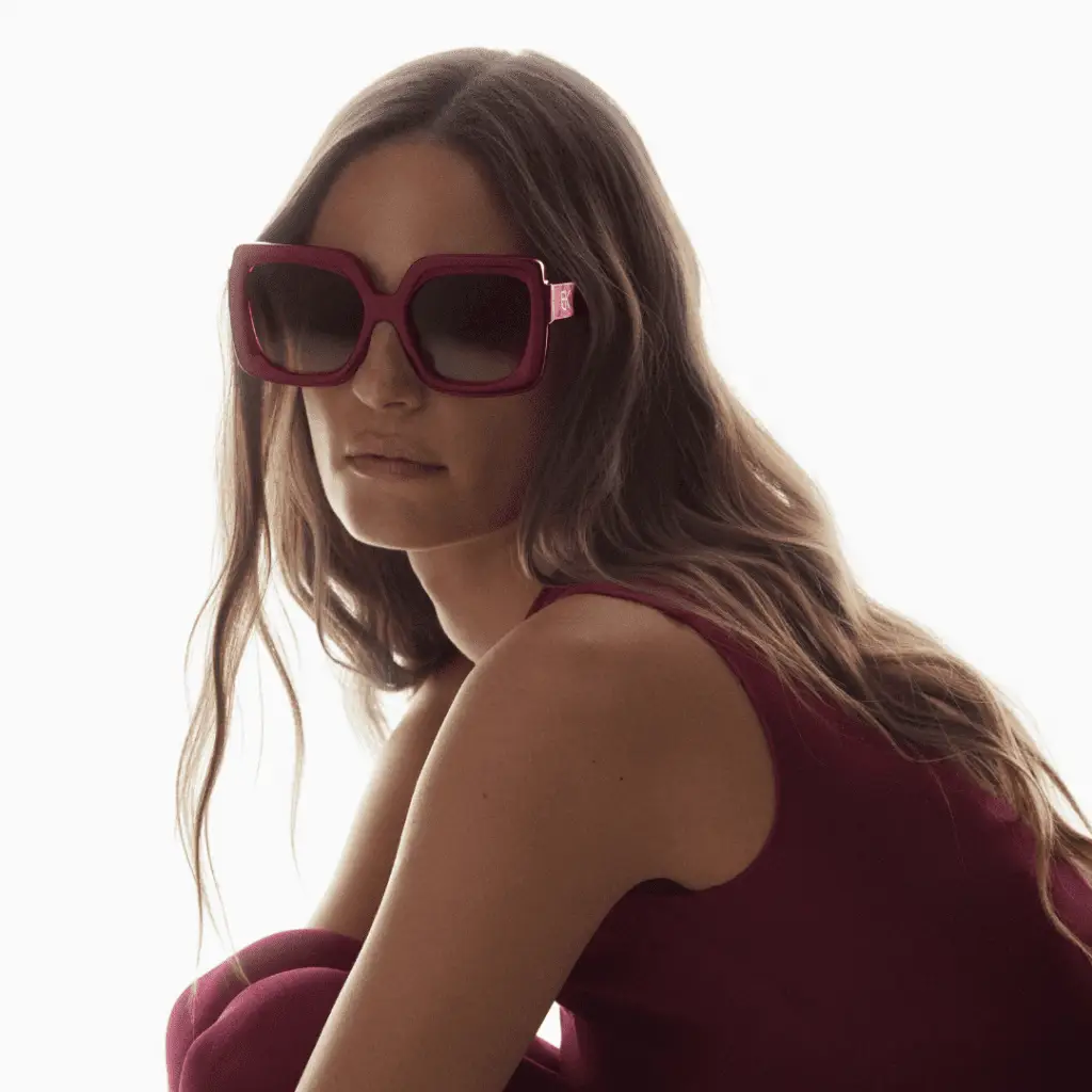 Frau in roter Sonnenbrille von Emmanuelle Khanh und Top.