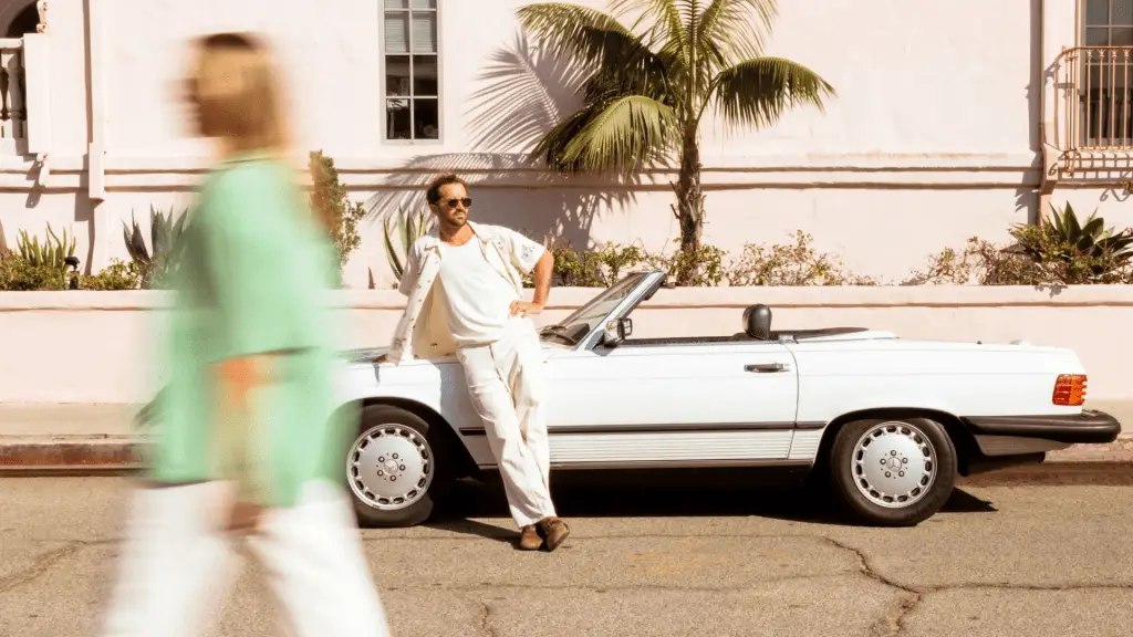 Mann lehnt in L.A. weißem Cabriolet mit Brille von Garrett Leight California Optical auf