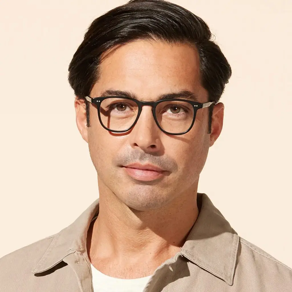 Mann mit GLCO Brooks-Brille und beiger Jacke.