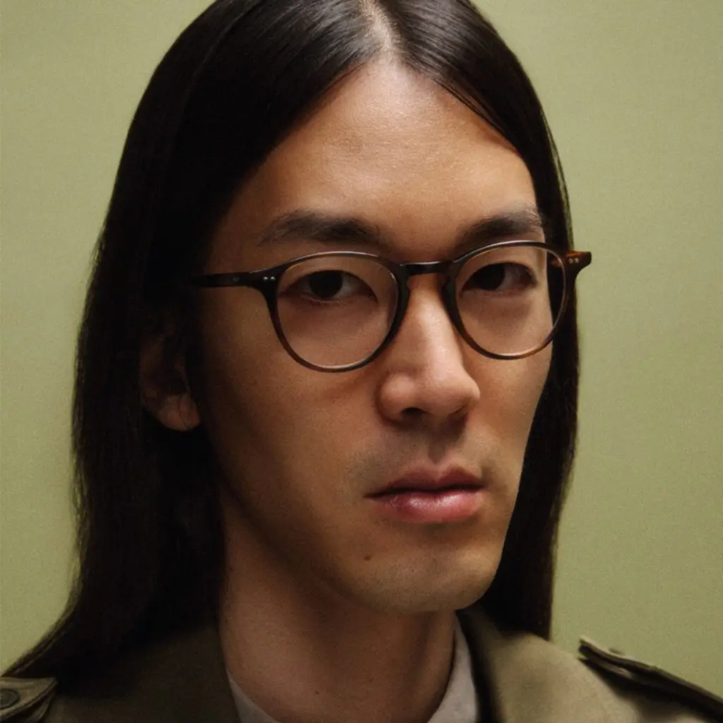 Mann mit GLCO Hampton Brille und ernstem Blick.