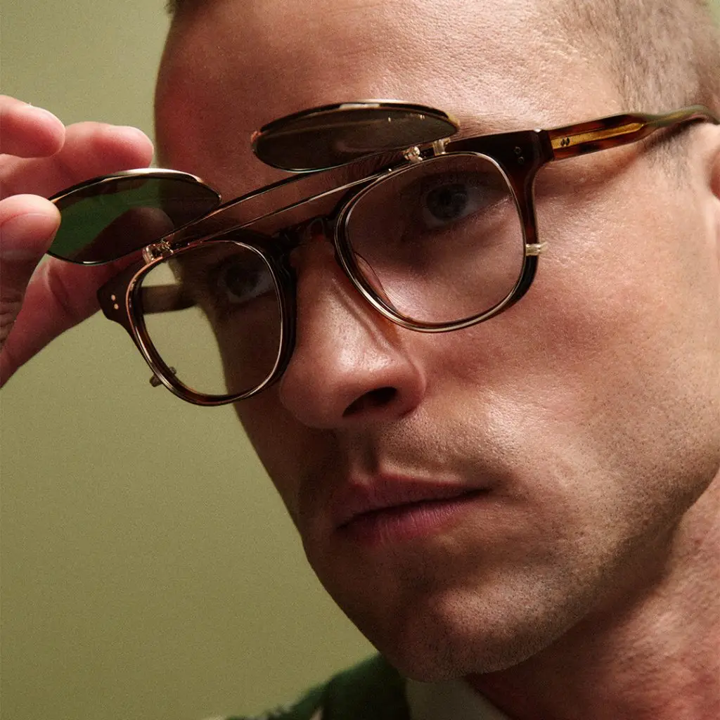 Mann hebt klappbare Sonnenbrillengläser von GLCO Langley an.