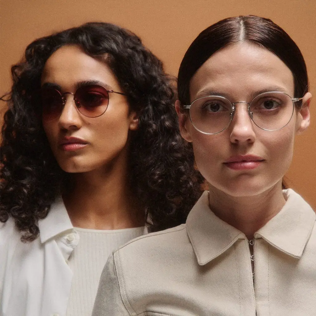 Zwei Frauen präsentieren modische Brillen von GLCO Modell Morningside