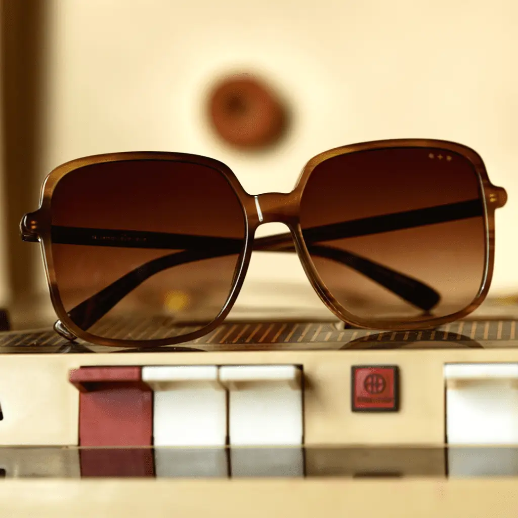 Sonnenbrille von Hamburg Eyewear auf gemusterter Oberfläche