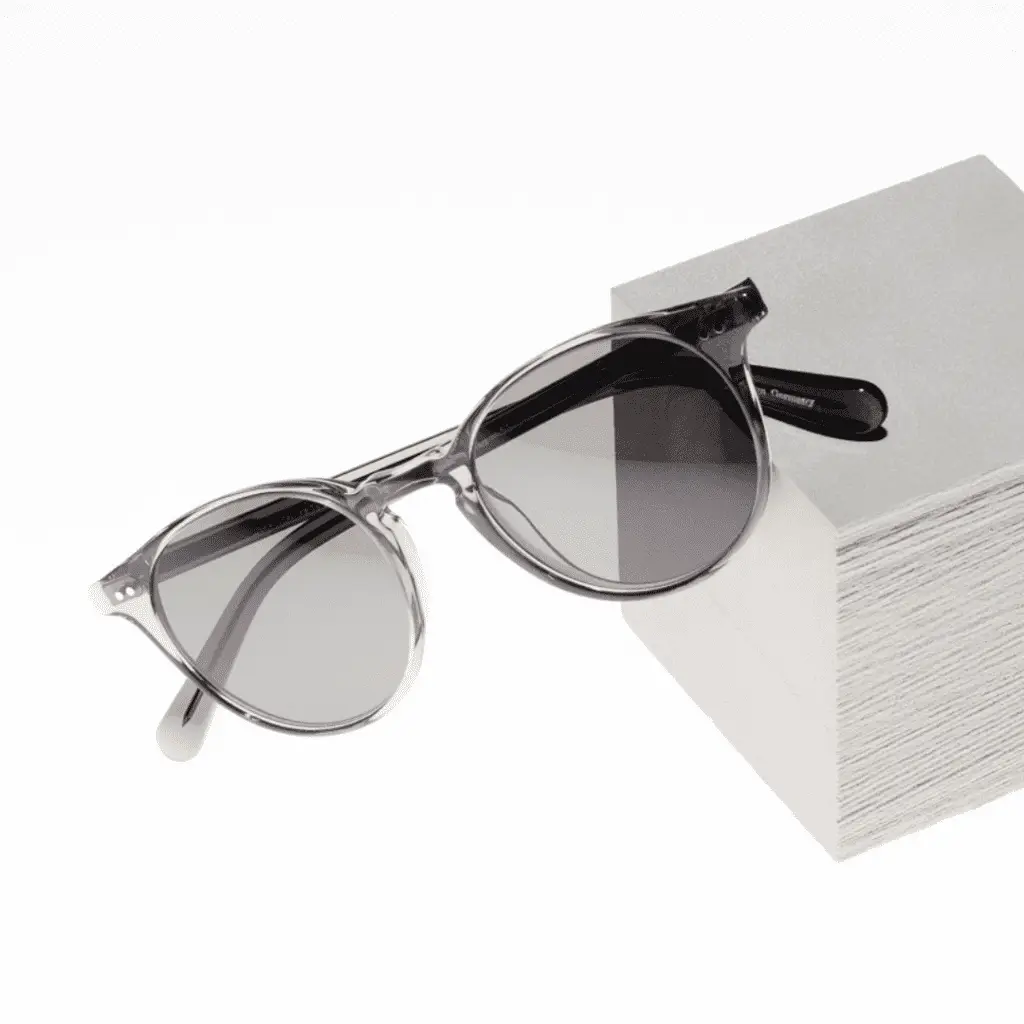 Sonnenbrille von Hamburg Eyewear auf texturierter Oberfläche.