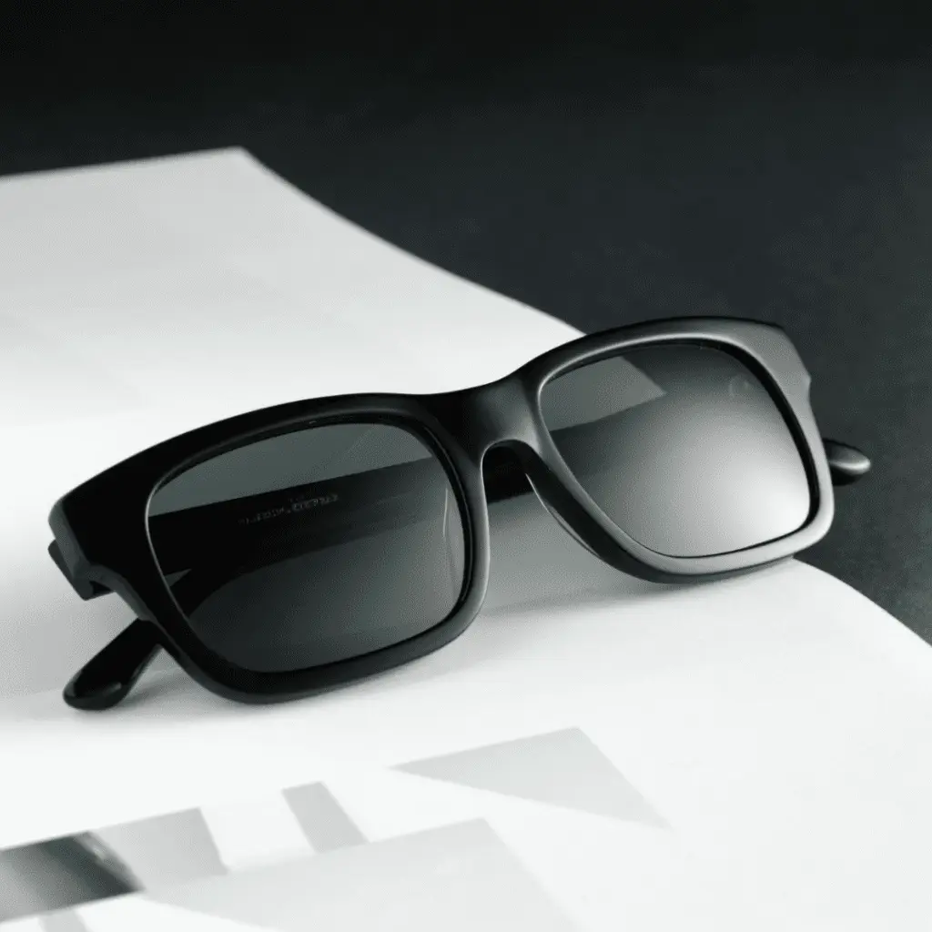 Schwarze Sonnenbrille von Hamburg Eyewear auf weißem Untergrund.