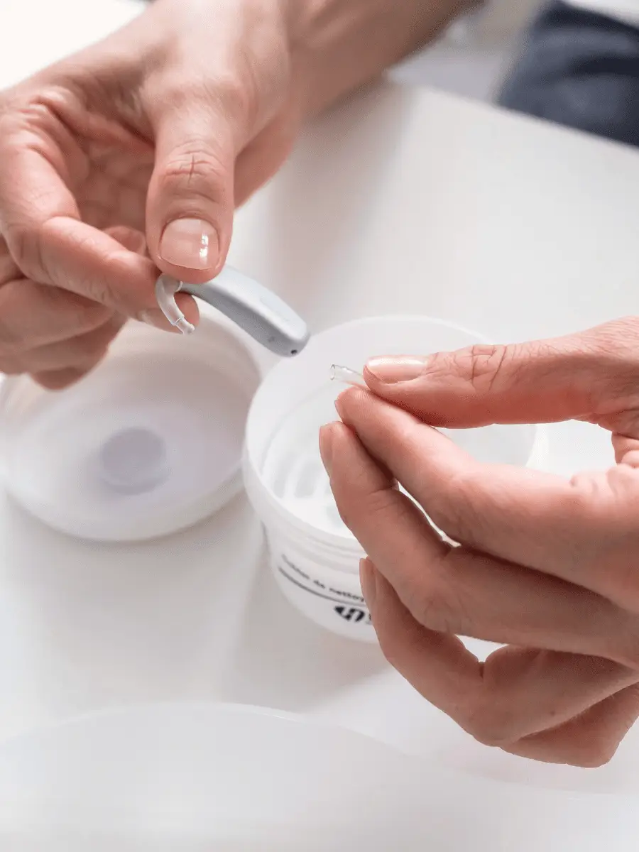 Schütt Optik Hörakustik Ludwigsburg Hinter-dem-Ohr-Hörgeräte reinigen