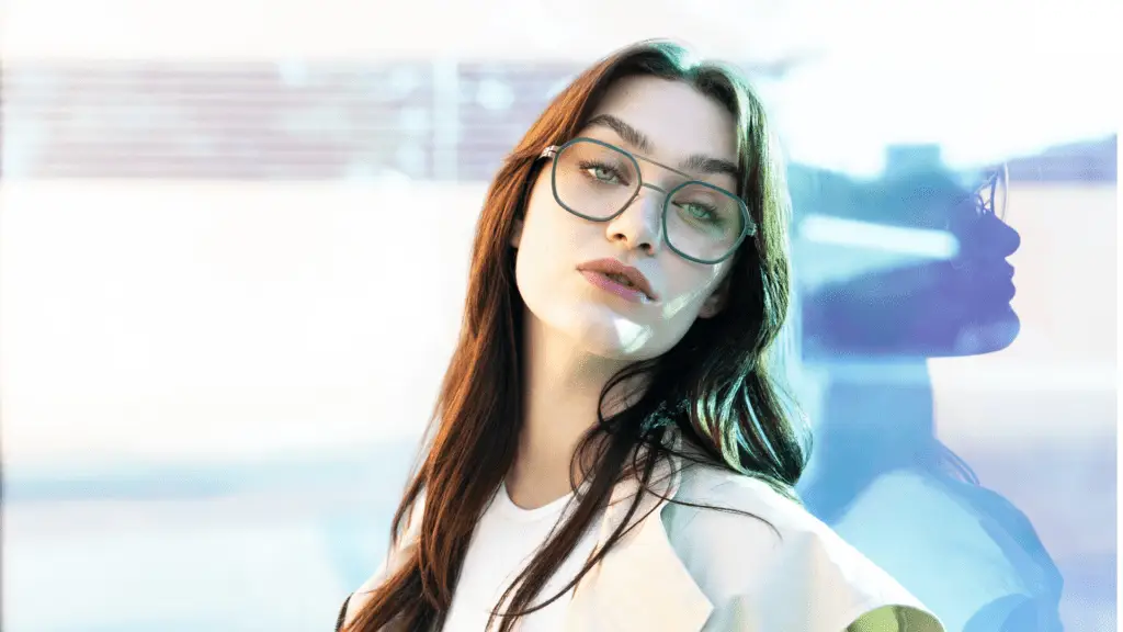 Frau mit IC! Berlin Brille und Lichtreflexionen