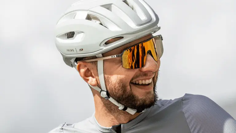 L&auml;chelnder Radfahrer mit Helm und Sonnenbrille von Julbo