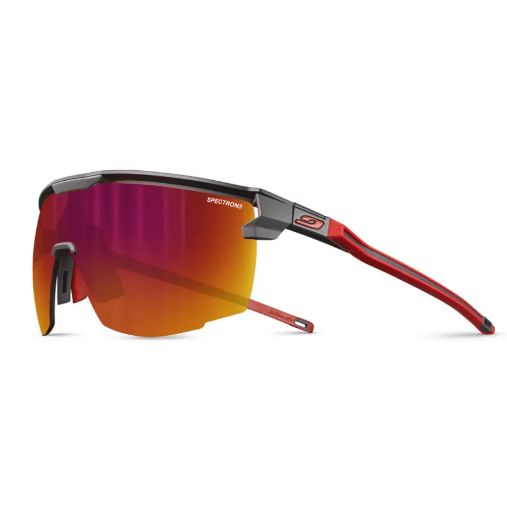 Sport-Sonnenbrille Ultimate von Julbo mit rotem Bügel und verspiegelten Gläsern.