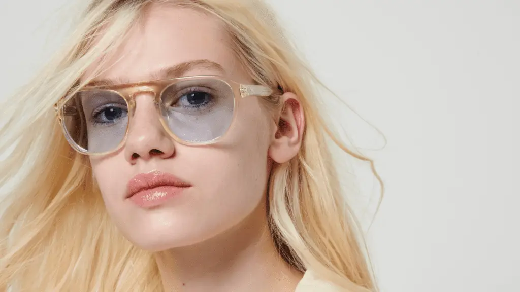 Frau mit großer Brille von Lesca, Nahaufnahme.