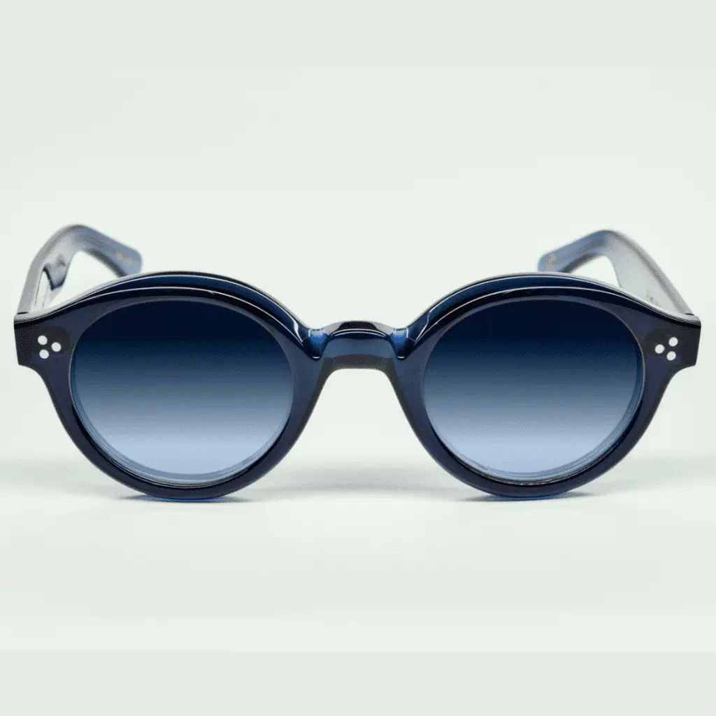 Blaue Sonnenbrille La Corbu von Lesca vor hellem Hintergrund.