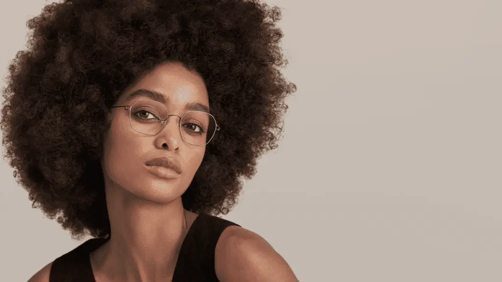 Frau mit Brille von Lindberg und lockigem Haar