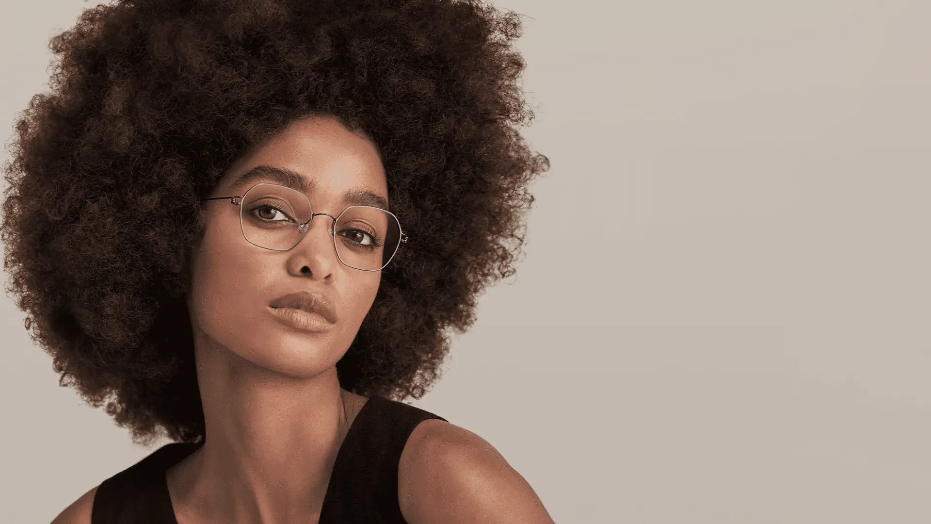 Frau mit Brille von Lindberg und lockigem Haar