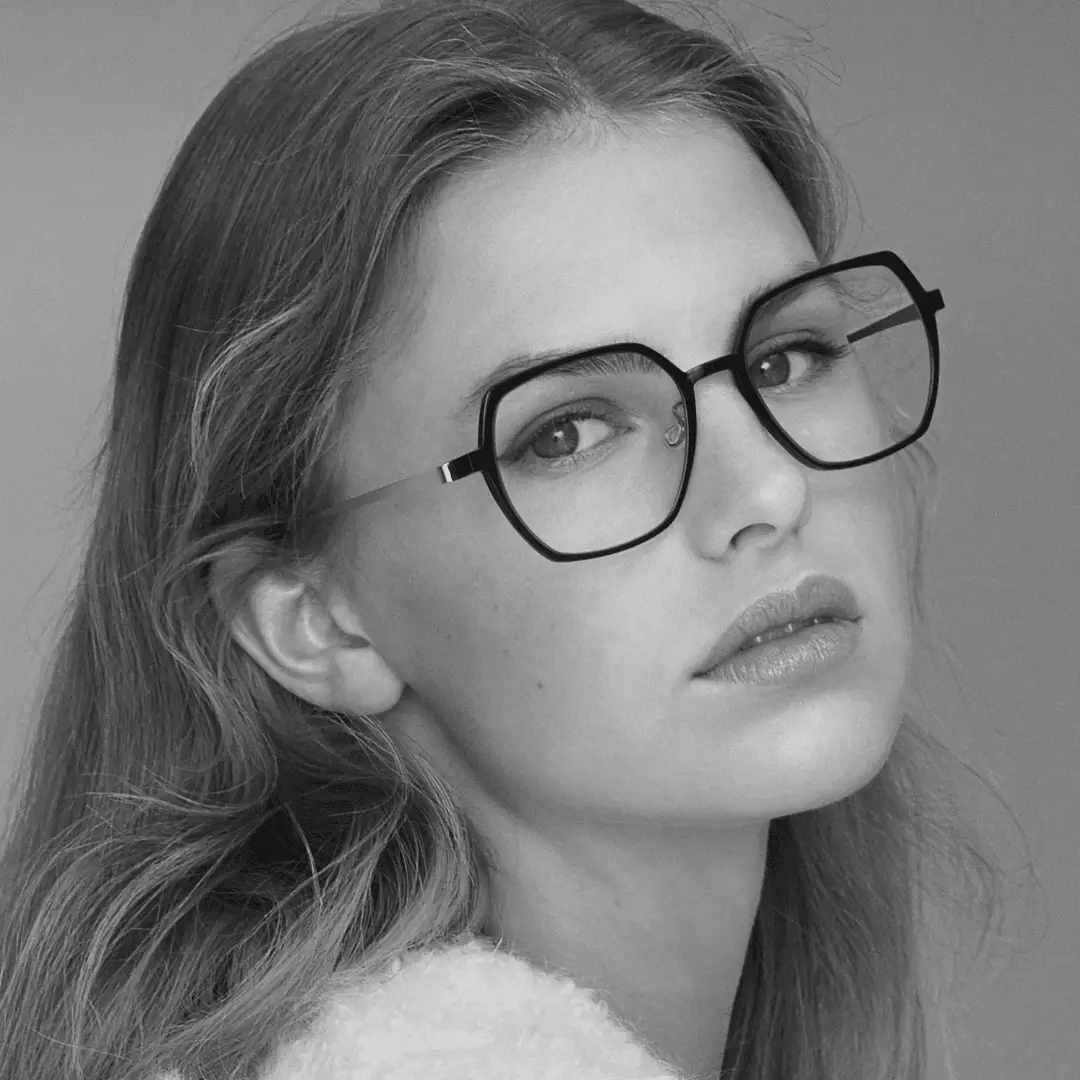 Frau mit Brille von Lindberg, Schwarz-Weiß-Porträt