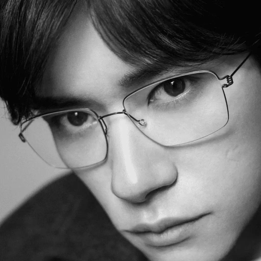 Porträt einer Person mit Brille von Lindberg, schwarz-weiß.