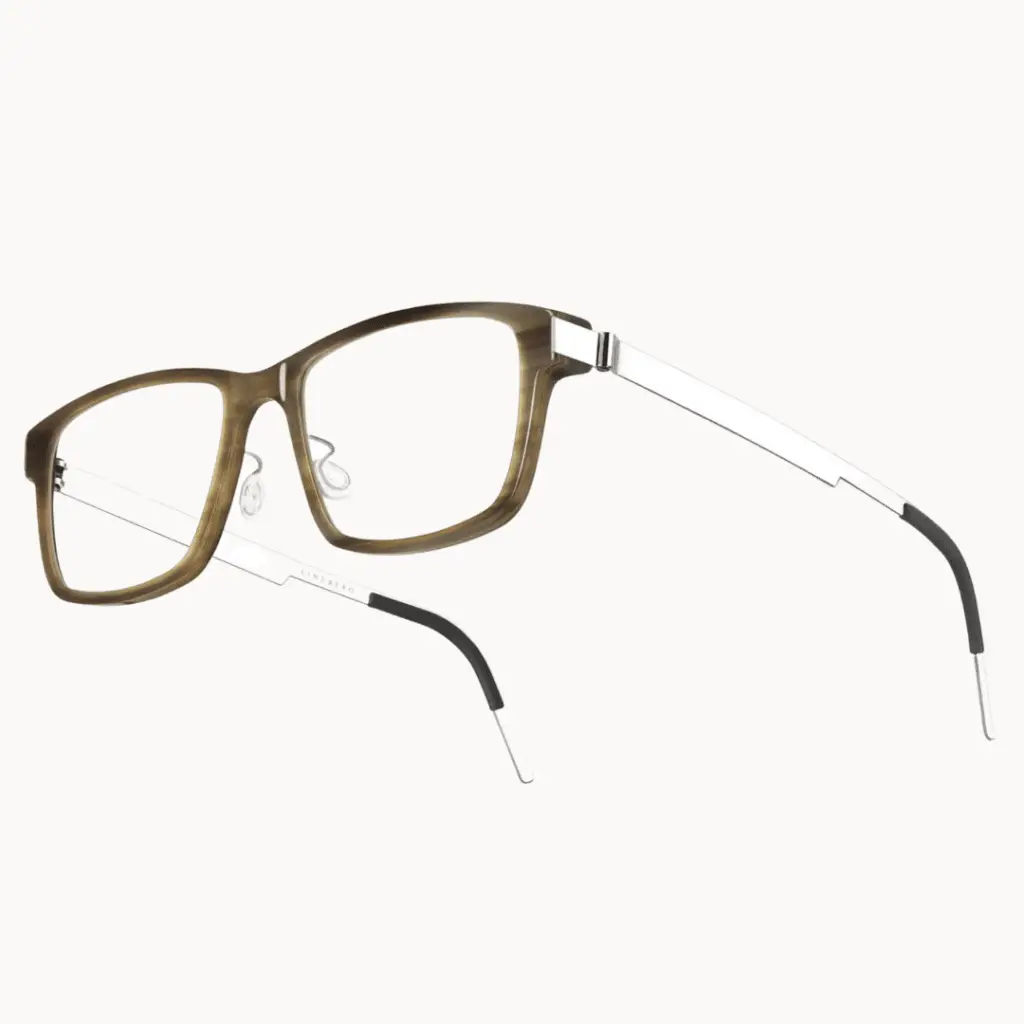 Braune Kunststoffbrille freigestellt.