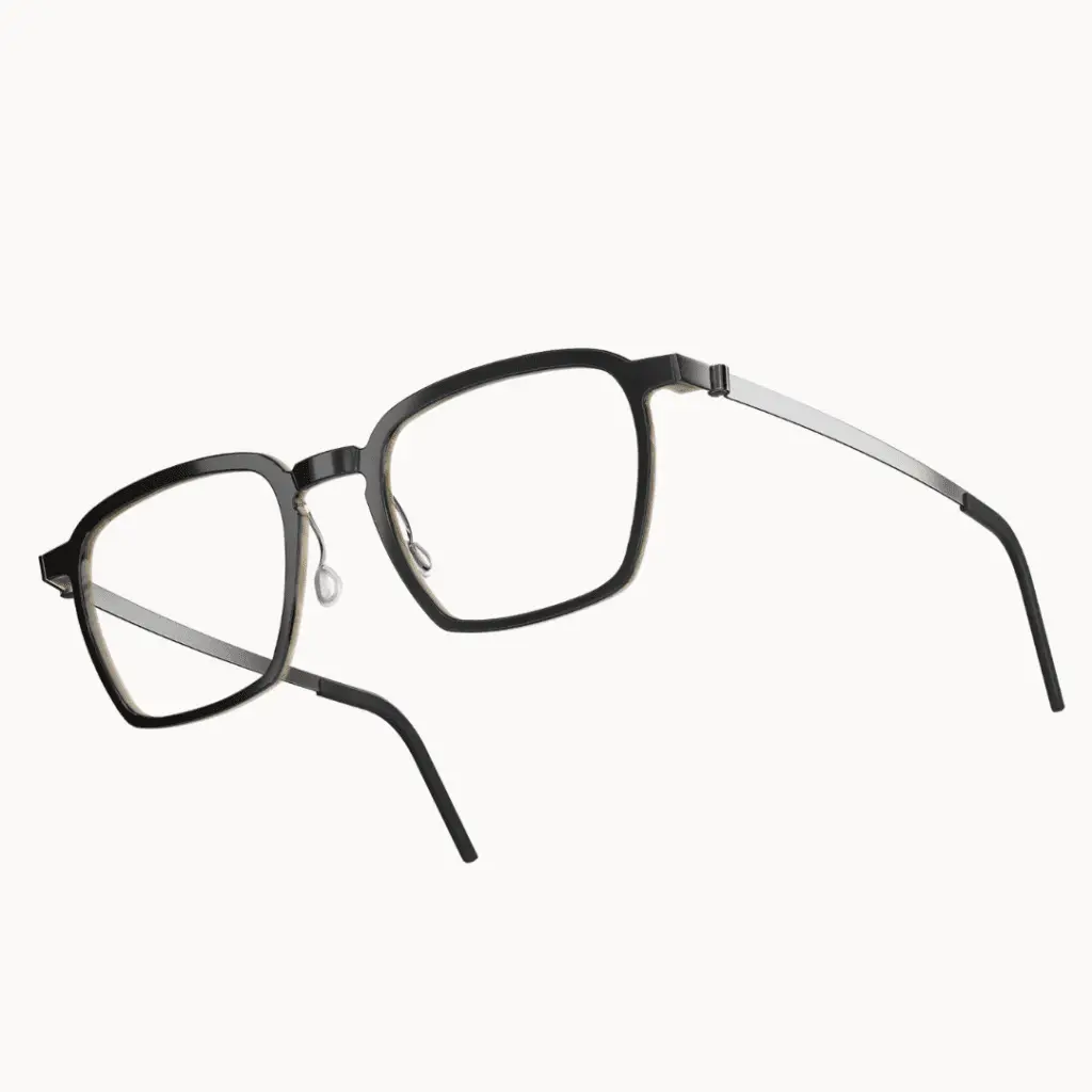 Schwarze eckige Büffelhorn-Brille von Lindberg auf weißem Hintergrund.