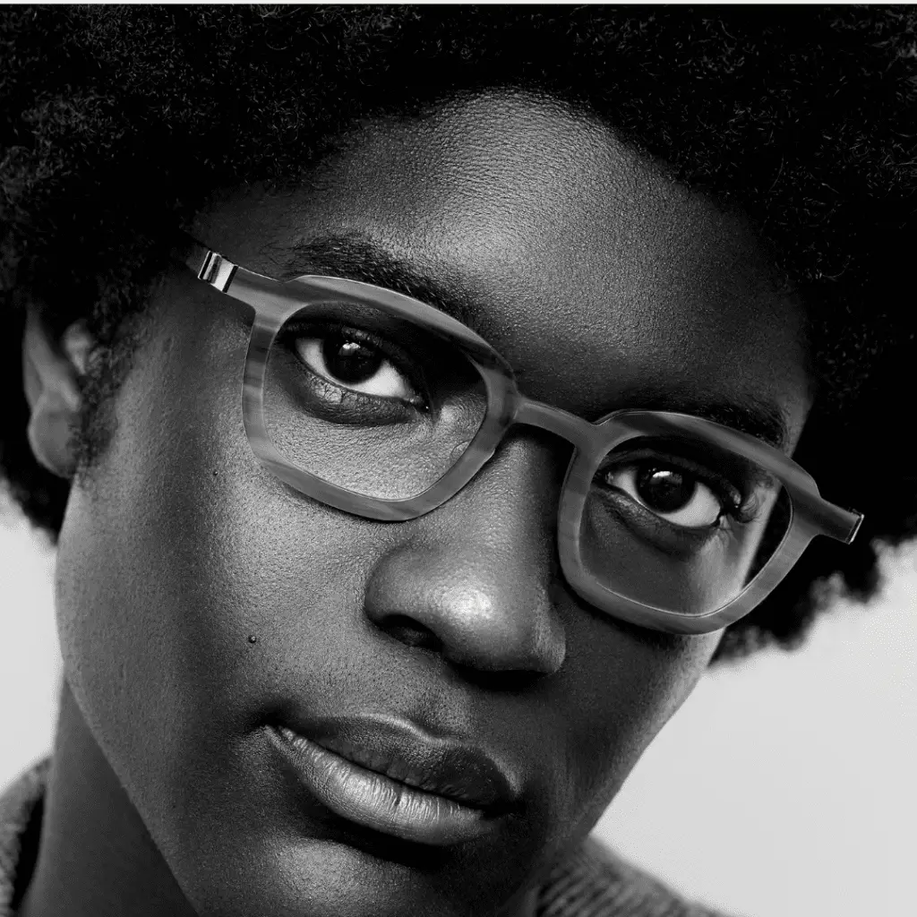 Portrait einer Person mit Hornbrille vpon Lindberg, Schwarz-Weiß.