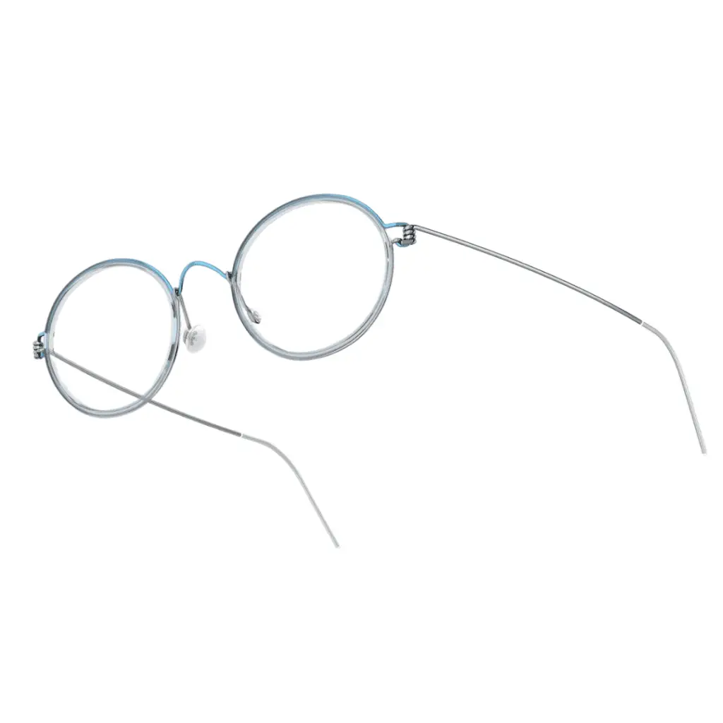 Runde Kinderbrille von Lindbergmit dünnem, silbernem Gestell.