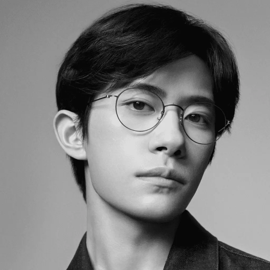 Mann mit Lindberg-Brille, Schwarz-Weiß-Porträt.