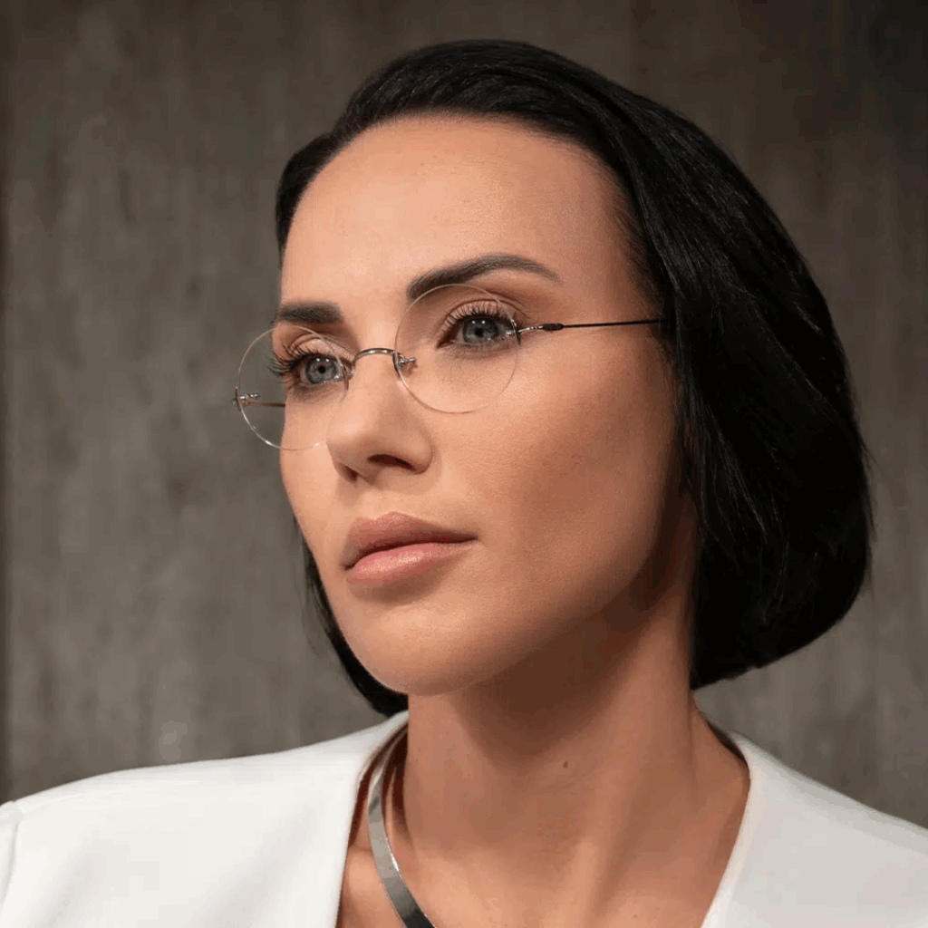 Dunkelhaarige Frau mit schmalem Gesicht trägt randlose runde Lunor Brille von SCHÜTT in Ludwigsburg