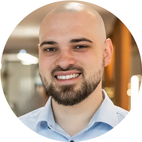 Farbfoto von Tim Eisele, Hörakustikmeister bei SCHÜTT Optik Hörakustik in Ludwigsburg